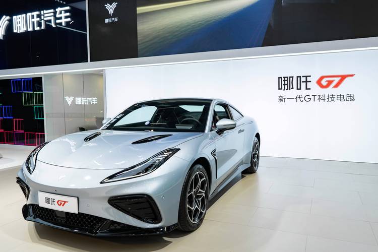 佛山162哪吒汽车在智能汽车领域的表现，领途汽车在新能源汽车市场中的影响力